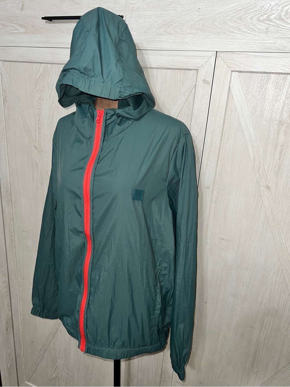 Women’s Billabong A/Div Packable Lightweight WindbreakerTeal Orange Size L